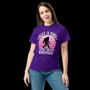 Just a Girl Who Loves Bigfoot t-shirt